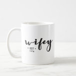 Wifeyカスタムで設立されたパーソナライズされた年 コーヒーマグカップ<br><div class="desc">カスタマイズ年記念のマグ。エレガント文字のパーソナライズされた台本は思いやりある贈り物だ。*ご遠慮なく連絡お願いもしし、デザインのサポートが必要。それは既存のスタイルを別のZazzle製品に転送するのに十分な簡単は、私に知らせてほしい。嬉しい救済!:)</div>