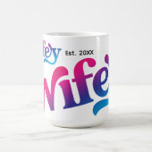 Wifeyカップル結婚の記念日カスタムのカラフル コーヒーマグカップ (中央)