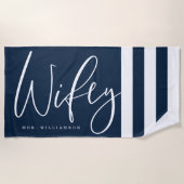 Wifeyモダンスクリプ航海のトNavy & Whiteストライプ ビーチタオル (正面)