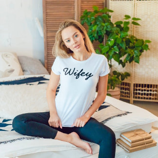 Wifey黒モダン文字白，妻への贈り物 Tシャツ