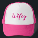 Wifey。 ピンクおよび白 キャップ<br><div class="desc">、"Wifeyかわいく、ピンク白い"、帽子。 、"夫白黒利用できる"、水曜日の最近一致のための素晴らしいギフト帽子また。
https://www.zazzle.com/hubby_black_and_white_trucker_hat-148340257032118617</div>