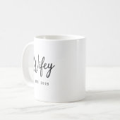Wifey Black Script Typography Established Year コーヒーマグカップ (正面左)