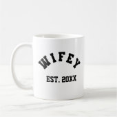 Wifey College Tシャツ コーヒーマグカップ (左)