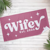 Wifey Est年または名前レトロフォント任意の色 ビーチタオル