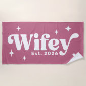 Wifey Est年または名前レトロフォント任意の色 ビーチタオル (正面)