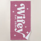 Wifey Est年または名前レトロフォント任意の色 ビーチタオル (正面)