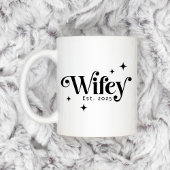 Wifey Est年任意の色のレトロエレガントフォント コーヒーマグカップ