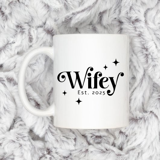 Wifey Est年任意の色のレトロエレガントフォント コーヒーマグカップ