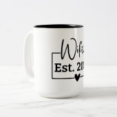 Wifey Est 2024ブラックスクリプト新着パーソナライズされた ツートーンマグカップ (正面左)