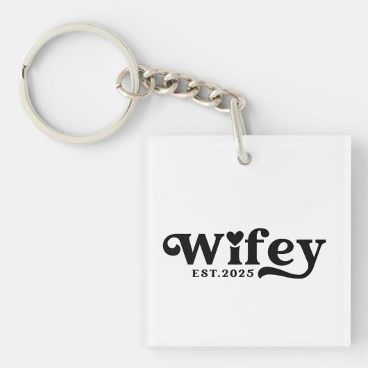 Wifey Est 2025 キーホルダー (正面)