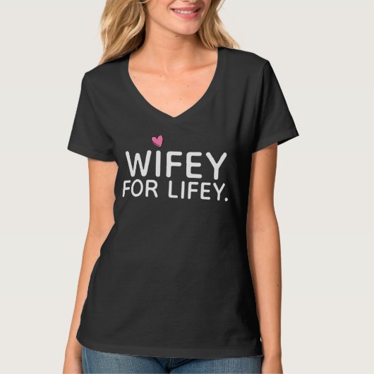 WIFEY FOR LIFEY – バックにはMRSと姓がある Tシャツ (正面)