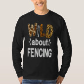 Wild About Fencing Fencer and Fencing Tシャツ (正面)