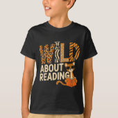 Wild about reading books reader lover librarian tシャツ (正面)