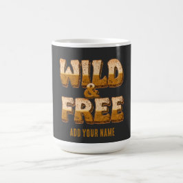 Wild and Free - レトロ70年代グルービーなタイポグラフィ コーヒーマグカップ
