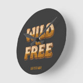 Wild and Free - レトロ70年代グルービータイポグラフィ ラウンド壁時計 (傾斜)