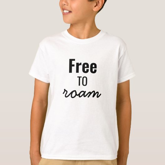 Wild and Free | Modern Minimalist Trendy Design Tシャツ (正面)