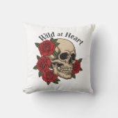 Wild at Heart Gothic Skull with Red Roses  クッション (正面)