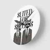 Wild at Heart: The Suited Elite Tee ラウンド壁時計 (傾斜)