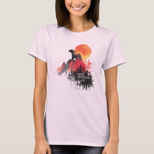 Wild by Design – 抽象的なクマと山のワイルド Tシャツ (正面)