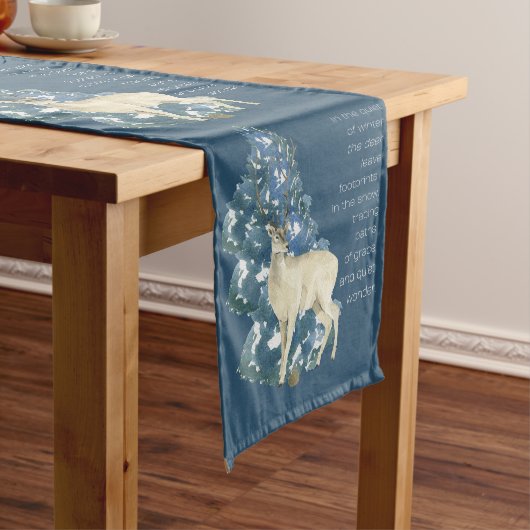 Wild Deer Footprints in Snow – Winter Nature Art ショートテーブルランナー (インサイチュ)