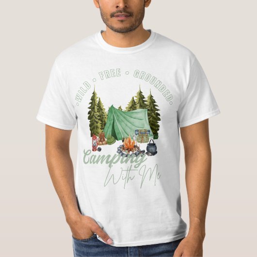 Wild • Free • Grounded ー 自然の中でキャンプを楽しむ Tシャツ (正面)