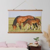 Wild Horse Mother and Colt Grazing 吊り下げ型タペストリー (寝室)