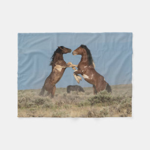 Wild Horse Stallions Fighting フリースブランケット