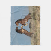 Wild Horse Stallions Fighting フリースブランケット (正面)