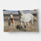 Wild Horses at Home in the Sandwash Basin アクセサリーポーチ (裏面)