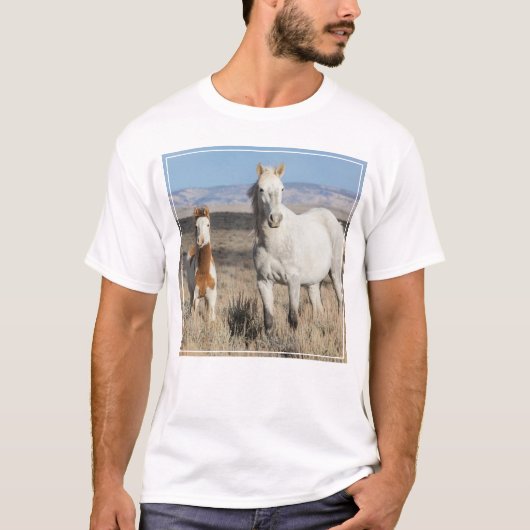 Wild Horses at Home in the Sandwash Basin Tシャツ (正面)