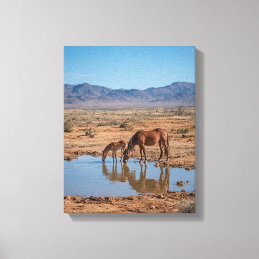 Wild Horses Desert Water Reflection Art キャンバスプリント (正面)