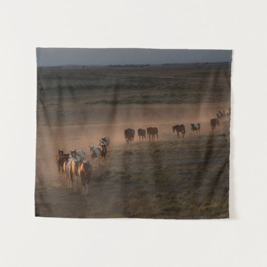 Wild Horses Walking Towards Desert タペストリー (正面(横))
