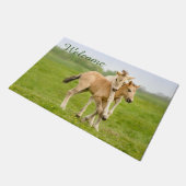 Wild Konik Horsesおもしろい Foals遊's – ようこそ – ドアマット (アングル)