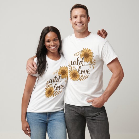 Wild Love – Rustic Boho Sunflower Wedding T-Shirt Tシャツ (ユニセックス)