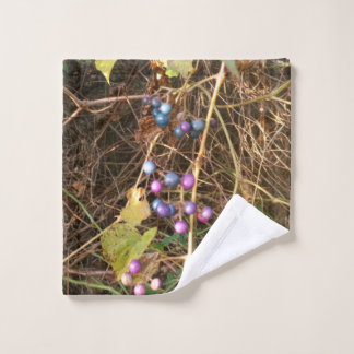 Wild Porcelain Berry Vine In Nature Towel バスタオルセット