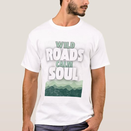 Wild Roads Calm Soul - 極簡主義者向け旅行の名言 Tシャツ (正面)