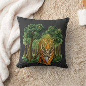 “Wild Tiger in the Forest – Natural Light Jungle D クッション (ブランケット)