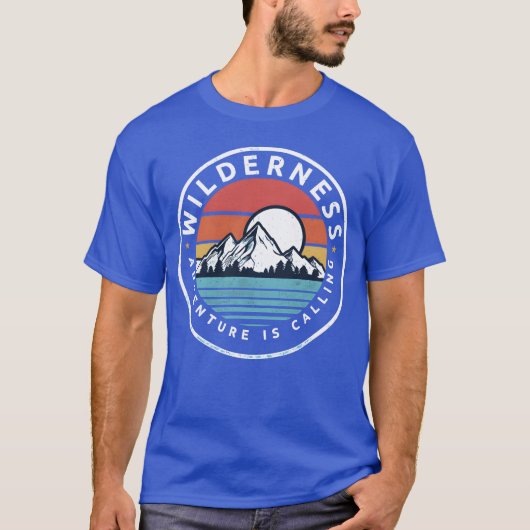 Wilderness Adventure Is Calling Hiking Camping fam Tシャツ (正面)