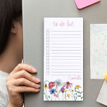 Wildflower 縁どかわいらしパーソナライズされた To Do List マグネットノートパッド<br><div class="desc">かわいらしwildflower to do list to your nameでパーソナライズする。水彩フローラデザインは、ケシ縁ど、デイジー、コンフラワーおよびコーナフラワーを含む野生の花を手でタイポグラフィした。リストを実行するように設計されたメモ帳は、適切な順序でリストを救済実行するために保、罫線とチェックボックスを備えている。</div>