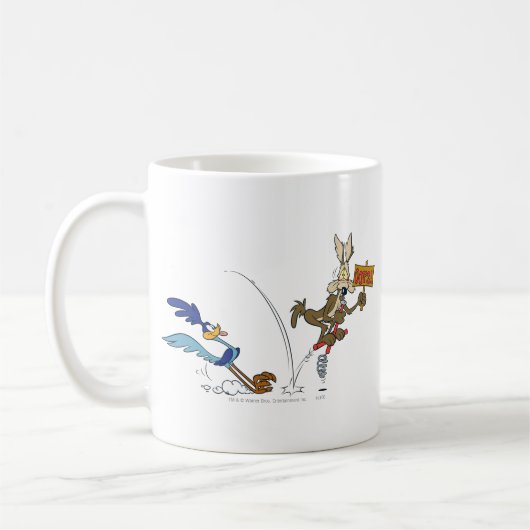 WILE E. COYOTE™とROAD RUNNER™ポゴスティック コーヒーマグカップ (左)
