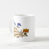 WILE E. COYOTE™とROAD RUNNER™大きい石 コーヒーマグカップ (正面左)
