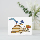WILE E. COYOTE™とROAD RUNNER™大きい石 ポストカード (スタンド正面)