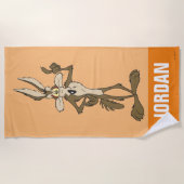 WILE E. COYOTE™背が高い ビーチタオル (正面)