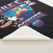 WILE E. COYOTE™ Football Club Badge シェルパブランケット (3/4)