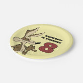 WILE E. COYOTE™ Looking Proud ペーパープレート (アングル)