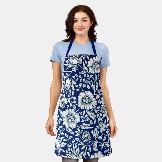 William Morrisによるヴィンテージパターンのブルーマロー エプロン (着用した状態)