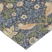 William Morris Indigo Mineralによるイチゴ泥棒 テーブルクロス (アングル)