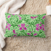 William Morris Irises、Green、Magenta、Orchid ランバークッション (ブランケット)