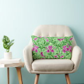 William Morris Irises、Green、Magenta、Orchid ランバークッション (椅子)