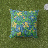 William Morris Irises、Yellow and Cobalt Blue アウトドアクッション (芝生)